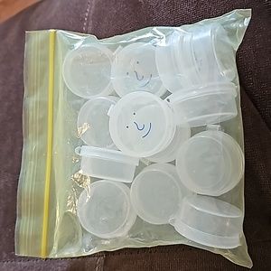Small plastic containers (13)
